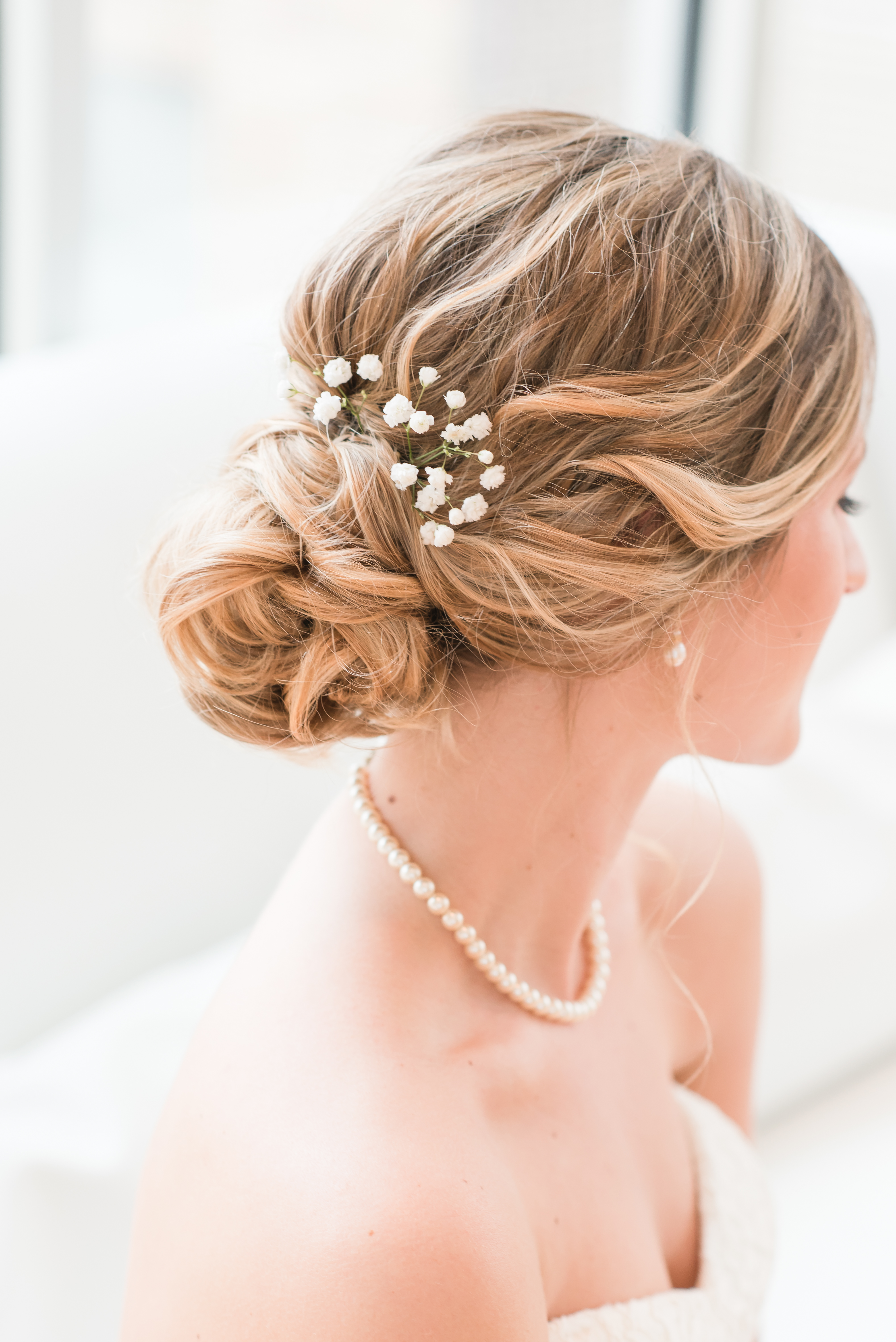 bride hair details, baby breath flowers in brides hair at the Glass Box