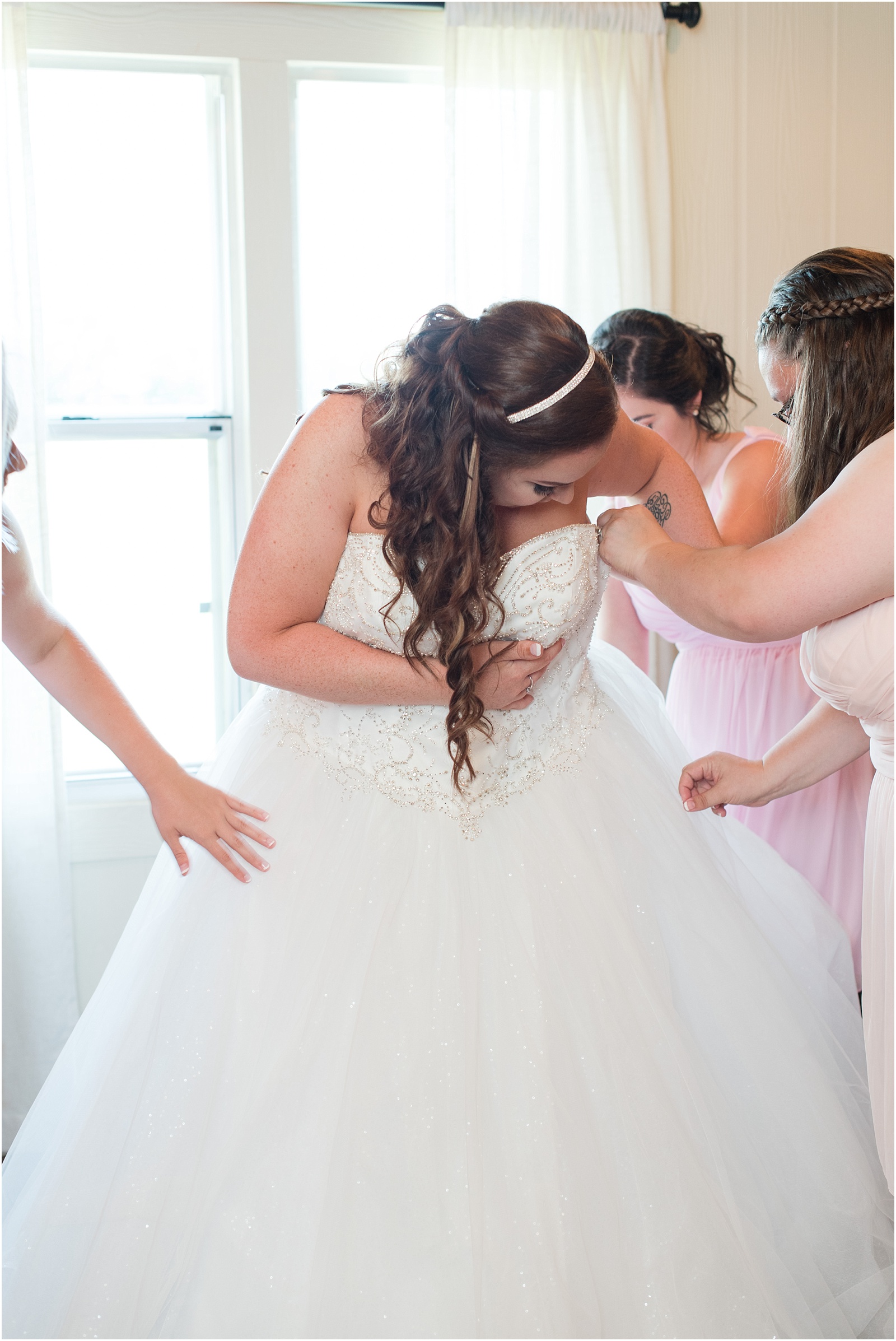 bride getting ready with bridesmaids at Starlight Meadow